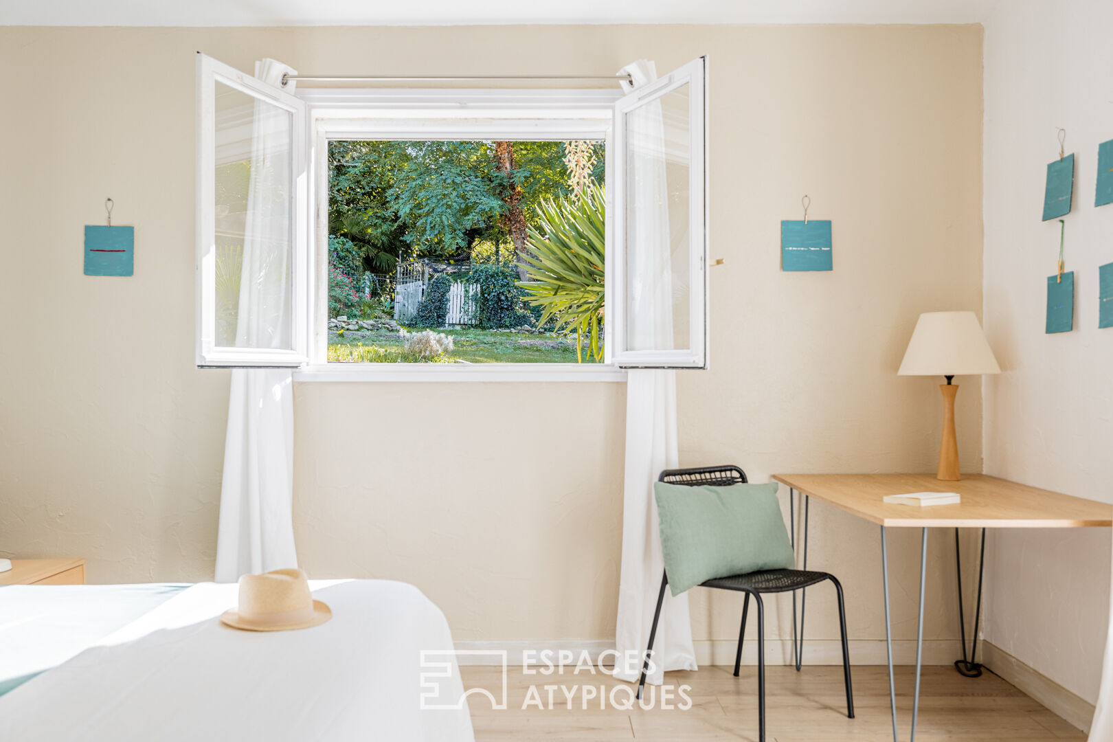 Inspirant cocon familial face à la mer avec piscine et jardin pittoresque
