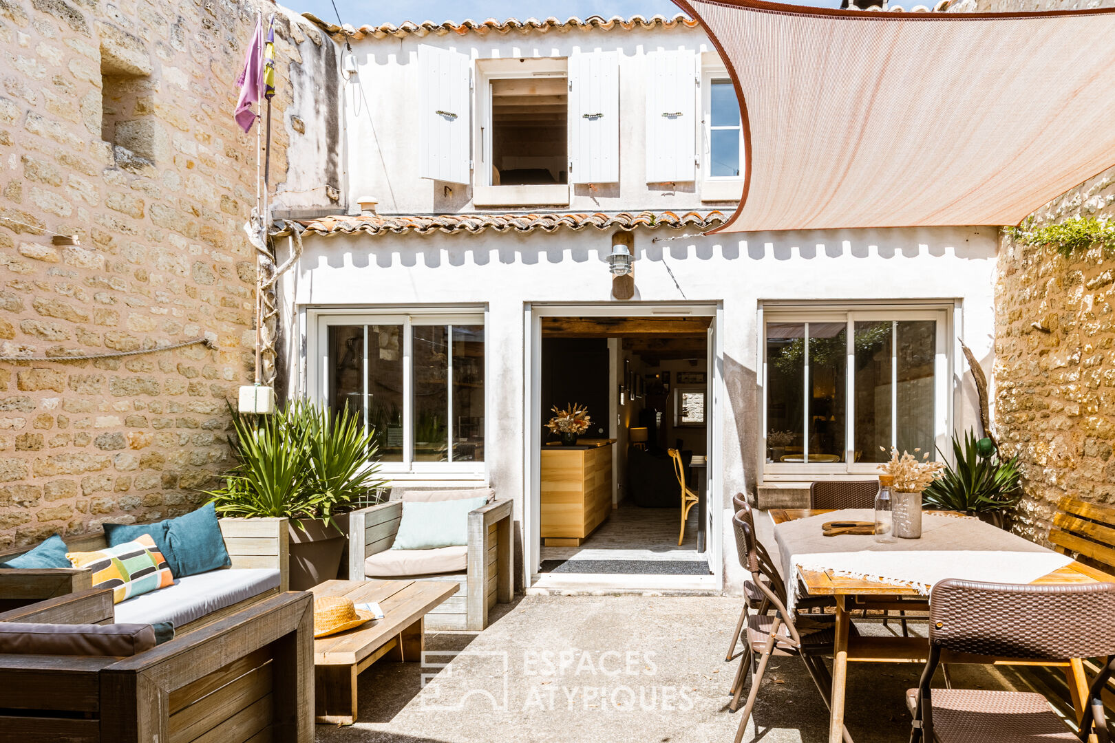 A charming setting with a strong character