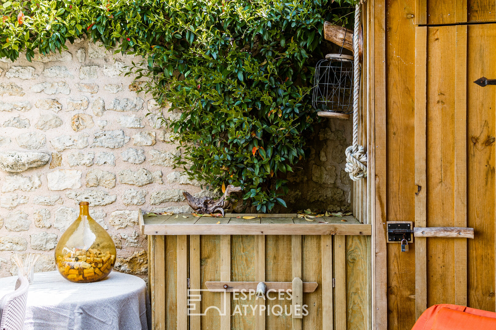 A charming setting with a strong character