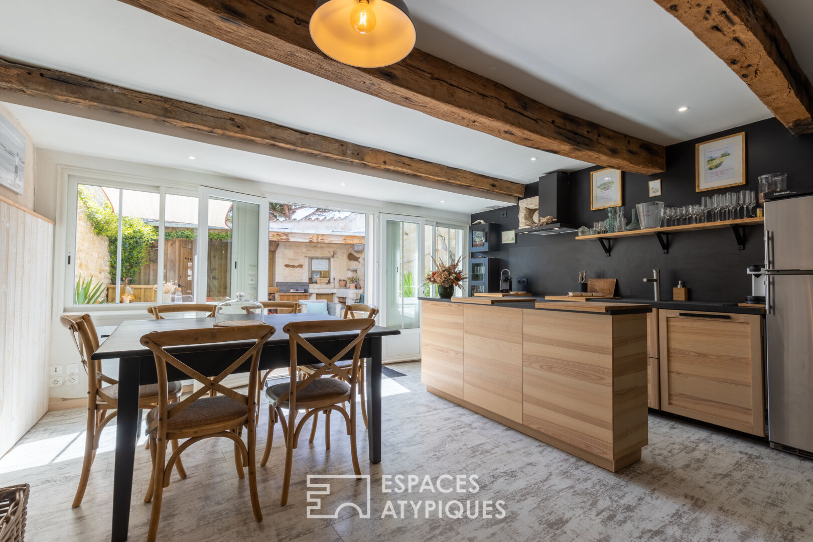 A charming setting with a strong character