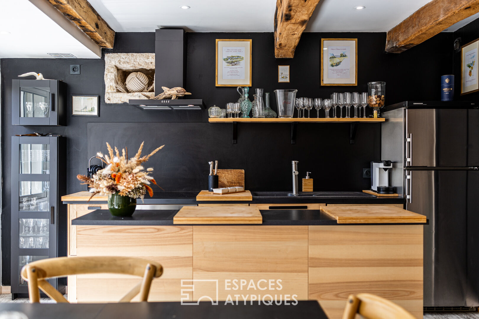 A charming setting with a strong character