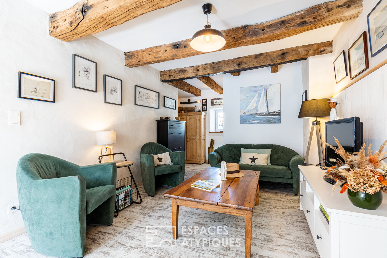 A charming setting with a strong character