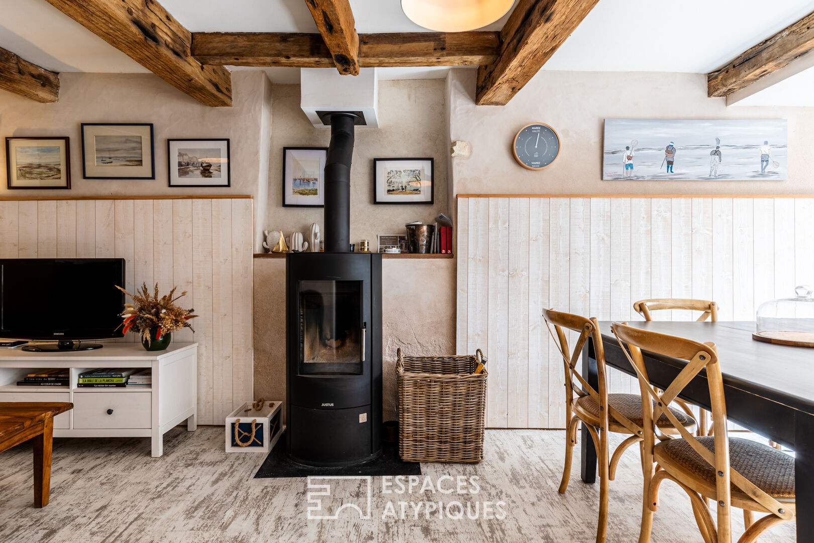 A charming setting with a strong character