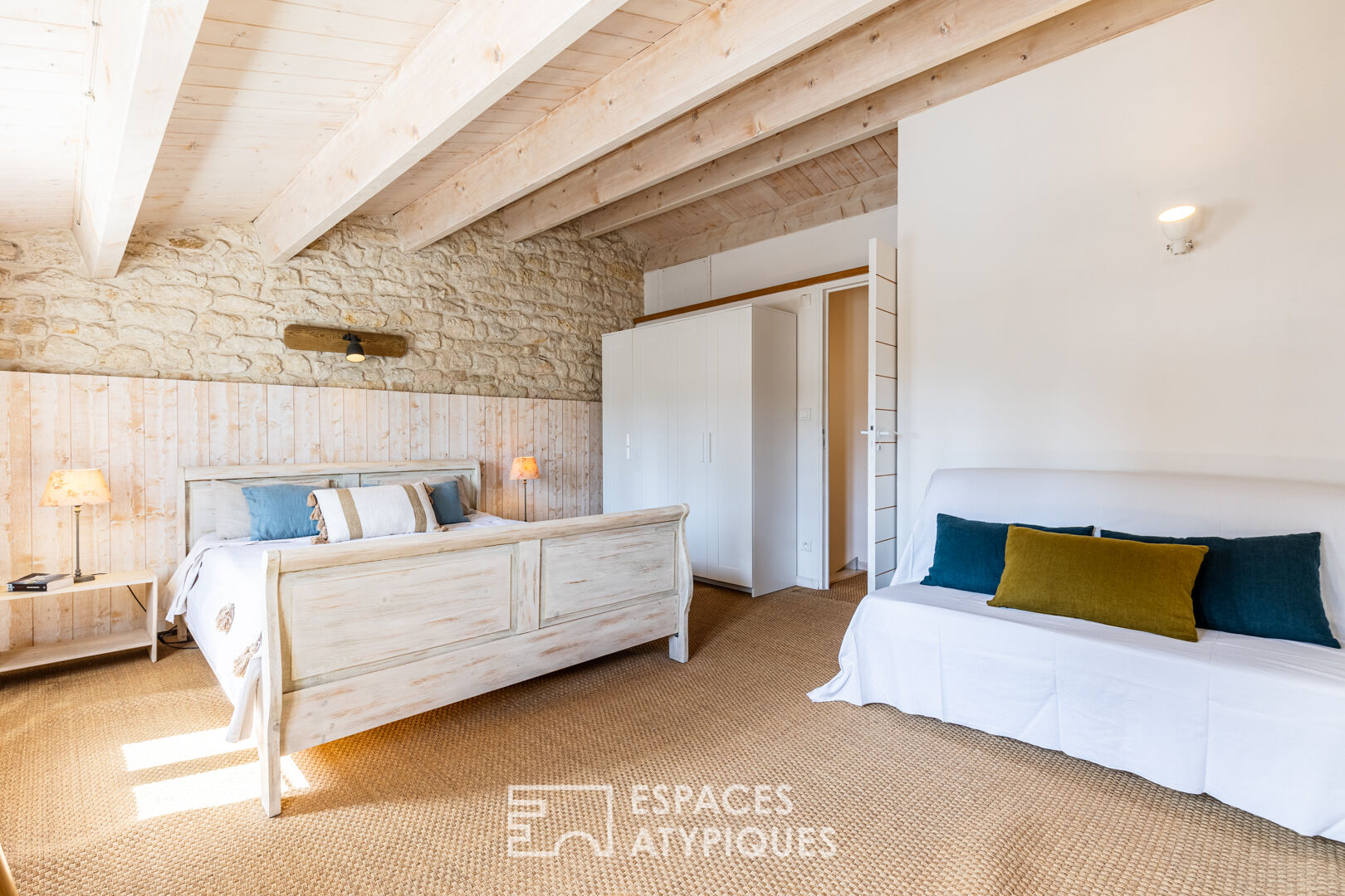 A charming setting with a strong character