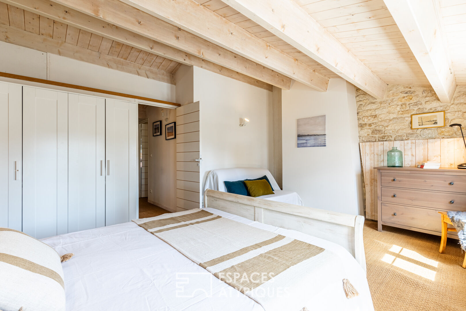 A charming setting with a strong character