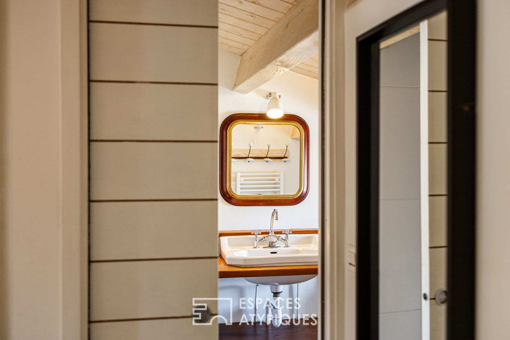 A charming setting with a strong character