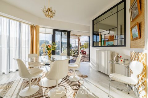 Maisons balnéaires sur pilotis face à la mer