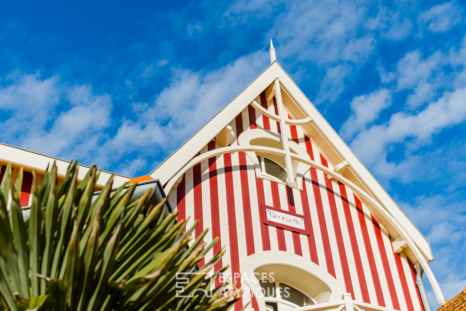 Maisons balnéaires sur pilotis face à la mer