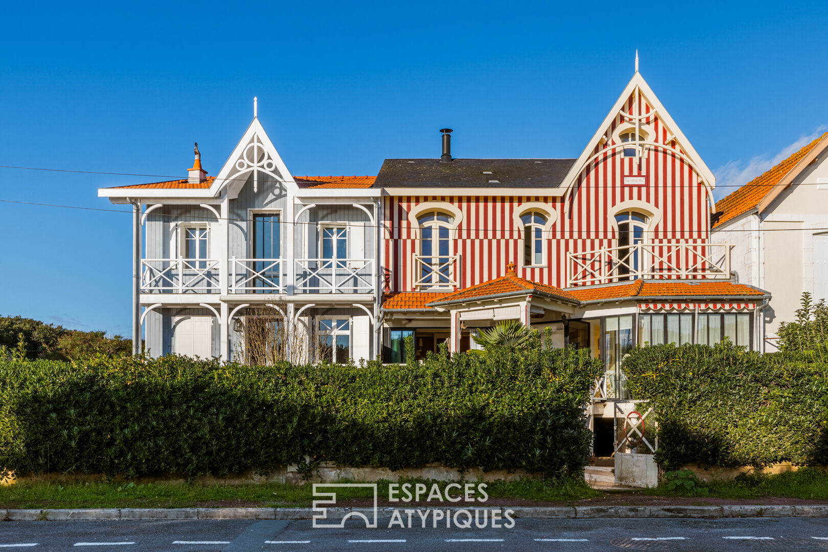 Maisons balnéaires sur pilotis face à la mer