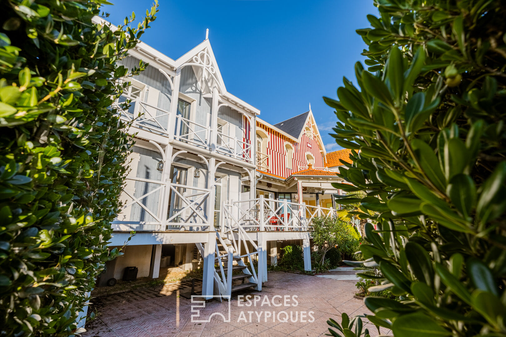 Maisons balnéaires sur pilotis face à la mer
