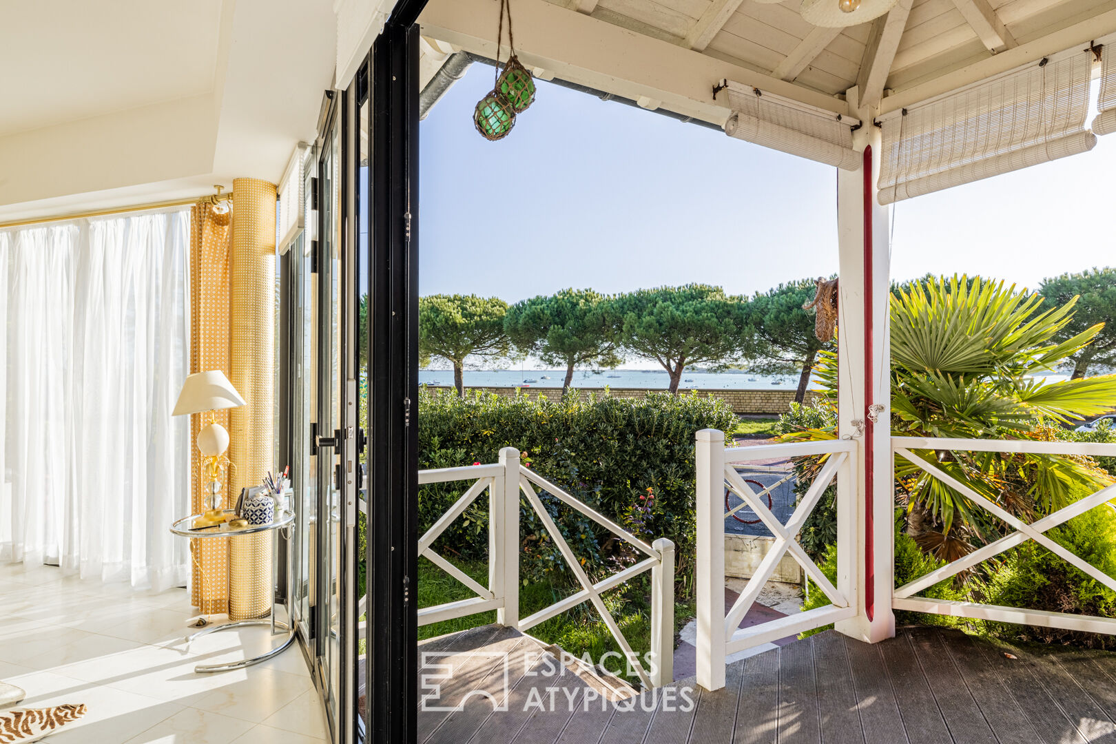Maisons balnéaires sur pilotis face à la mer
