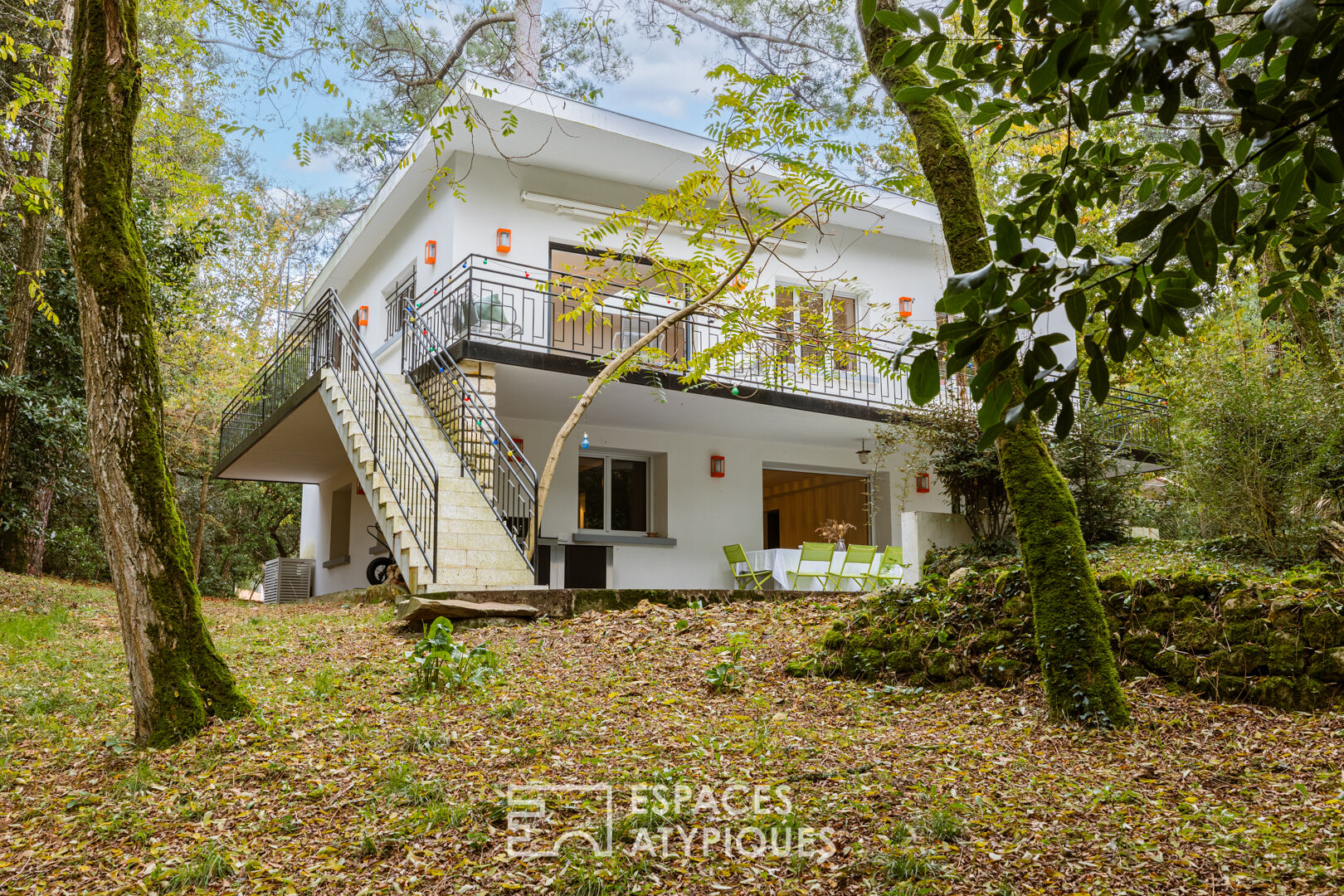 A sixties sublime in its green setting 300m from the beach
