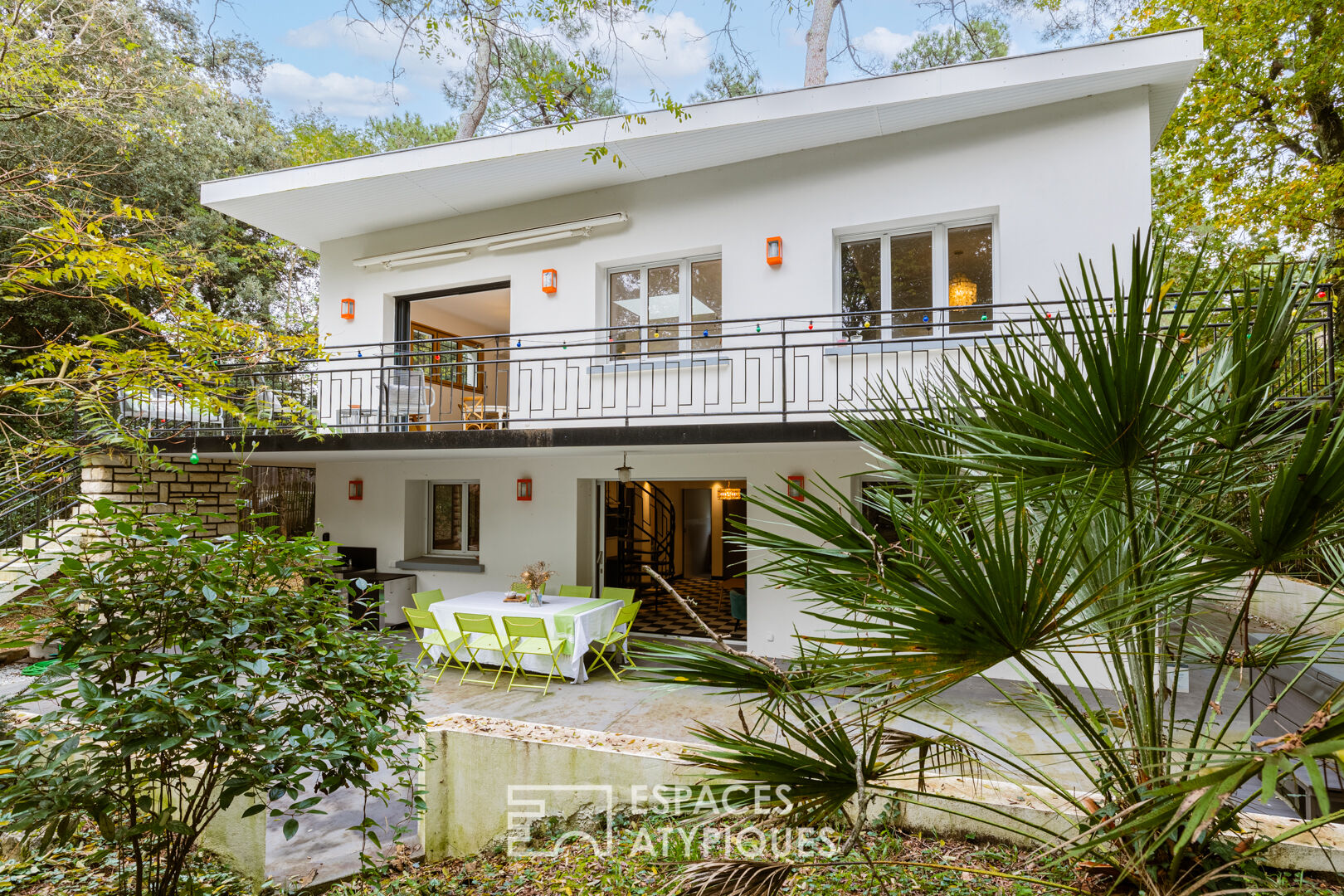 A sixties sublime in its green setting 300m from the beach