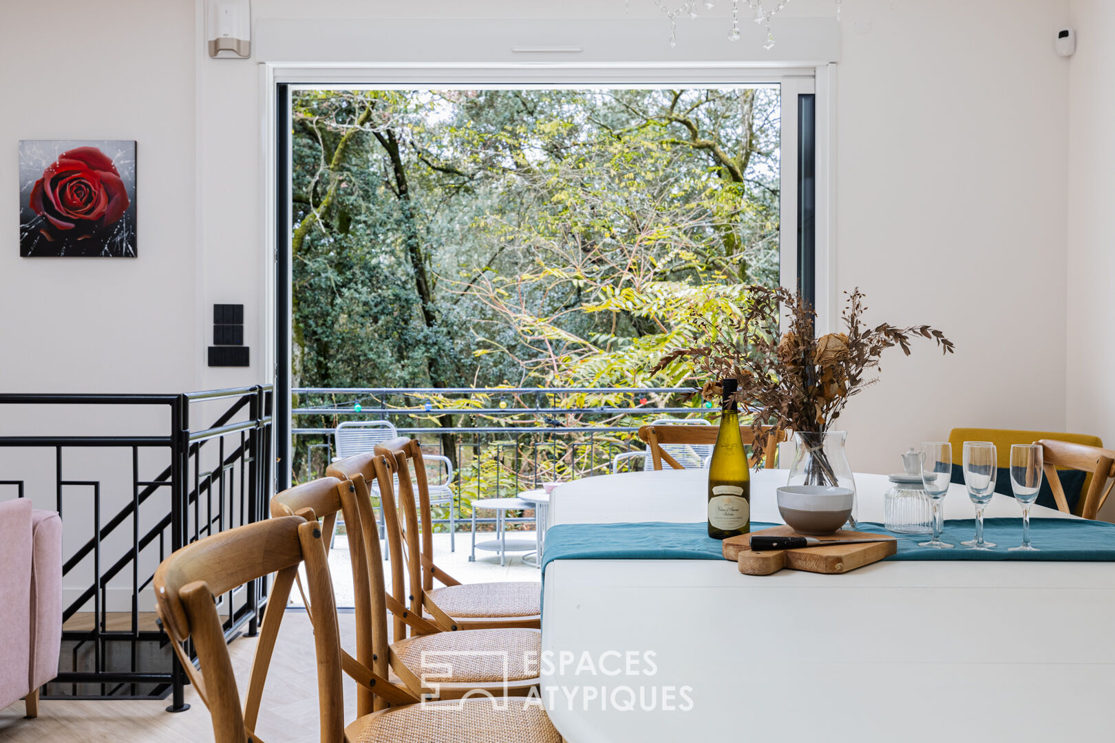 A sixties sublime in its green setting 300m from the beach