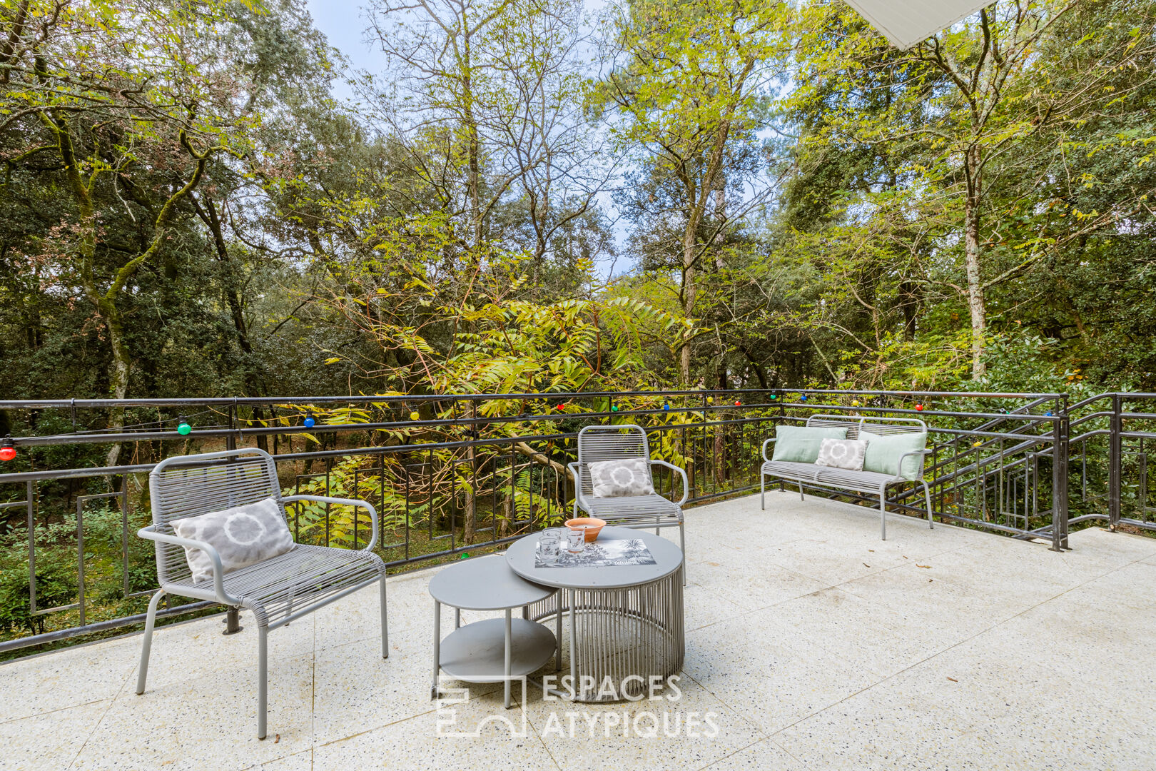 A sixties sublime in its green setting 300m from the beach