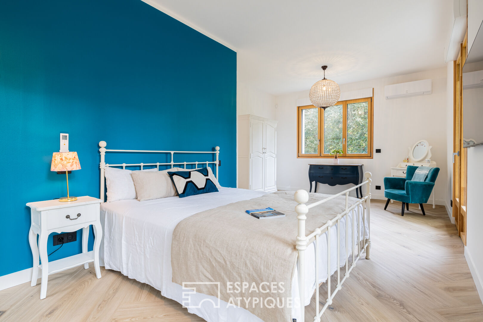 A sixties sublime in its green setting 300m from the beach