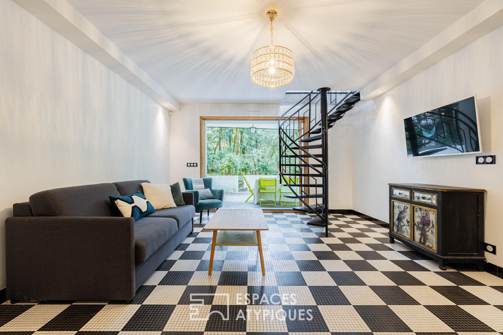 A sixties sublime in its green setting 300m from the beach