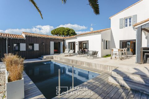 Rétaise contemporaine entre mer et commerces