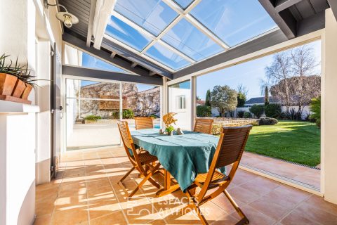 A bright, hidden hideaway in the heart of the city with a tree-filled garden and swimming pool