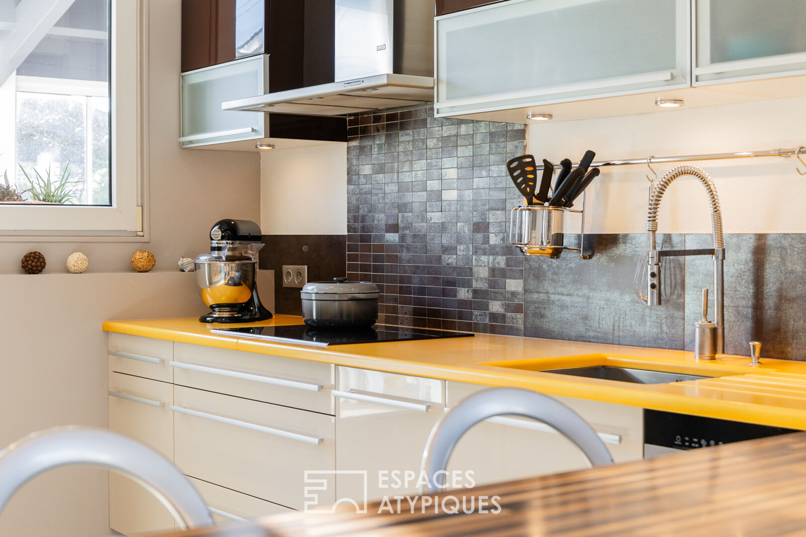 A bright, hidden hideaway in the heart of the city with a tree-filled garden and swimming pool