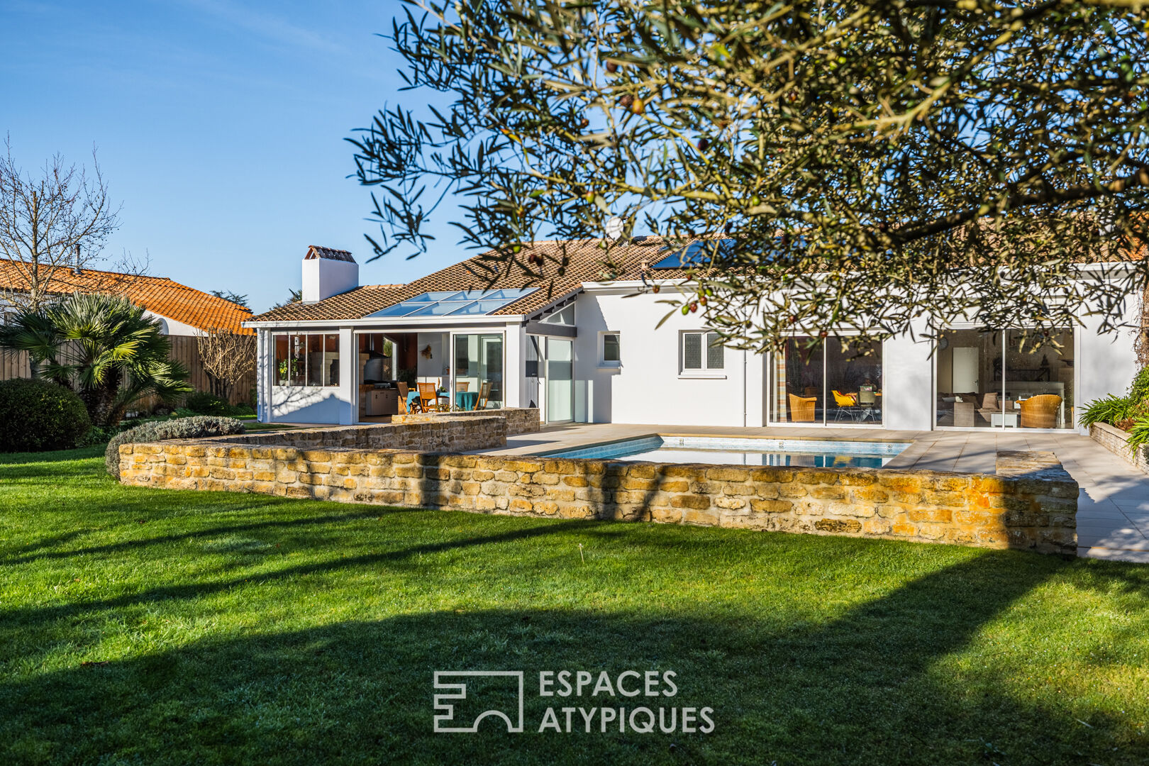 A bright, hidden hideaway in the heart of the city with a tree-filled garden and swimming pool