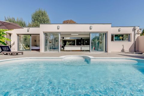 Contemporaine aux volumes généreux