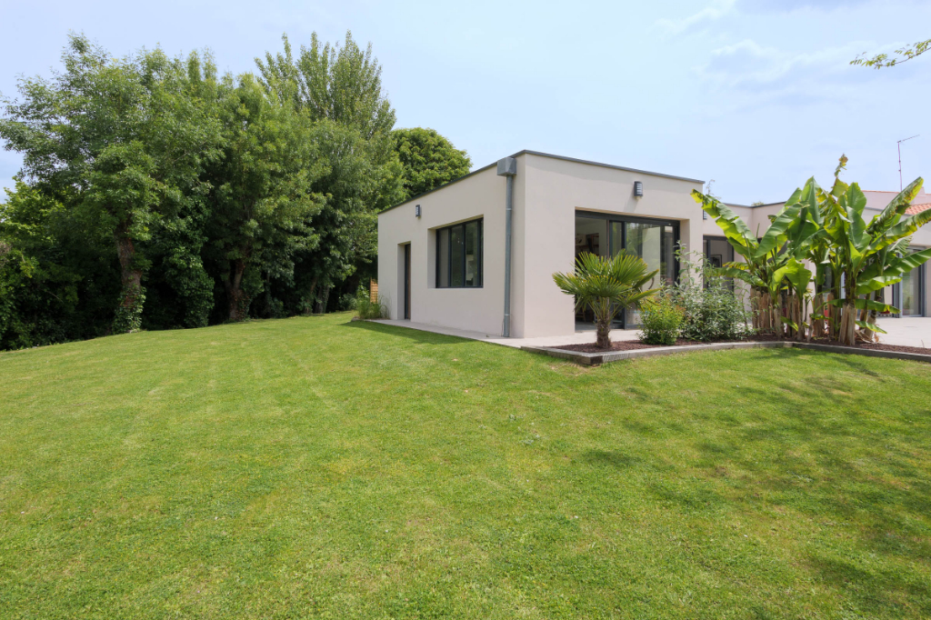 Contemporaine aux volumes généreux