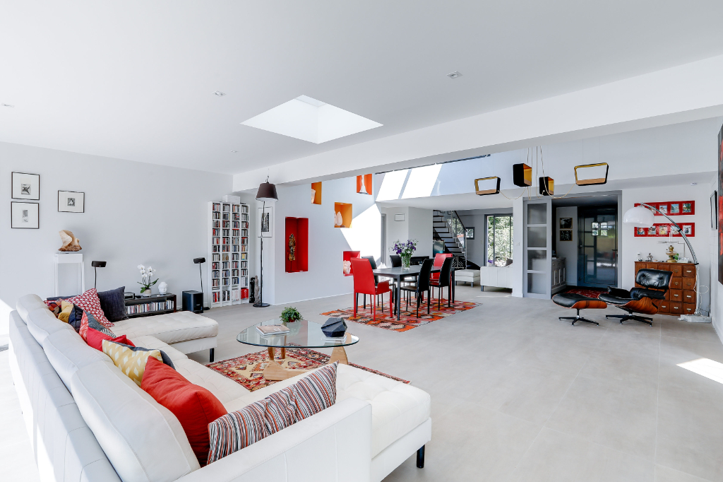 Contemporaine aux volumes généreux