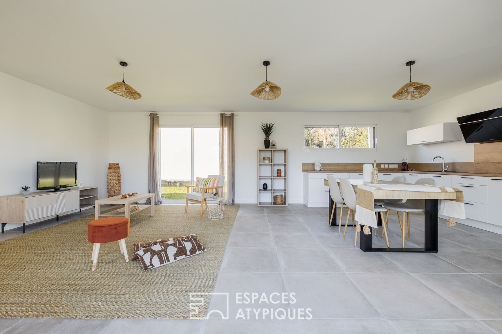 A haven of light between forest and ocean