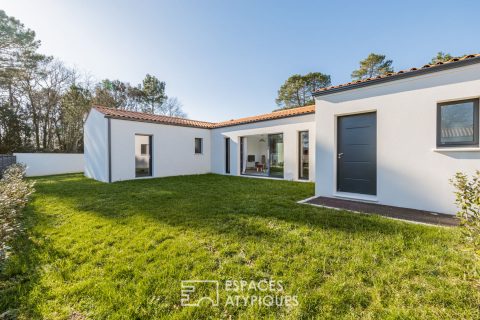 Villa neuve et lumineuse entre forêt et océan