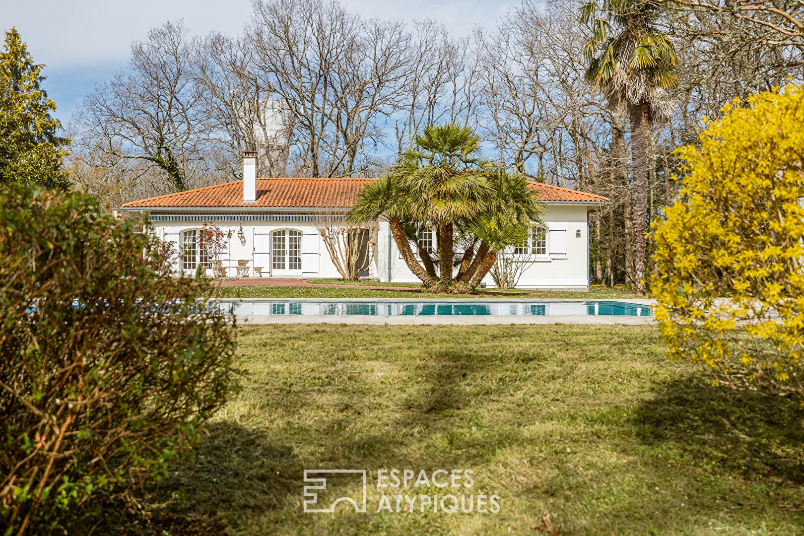 Elegance and serenity in the heart of a wooded estate with swimming pool and pool house