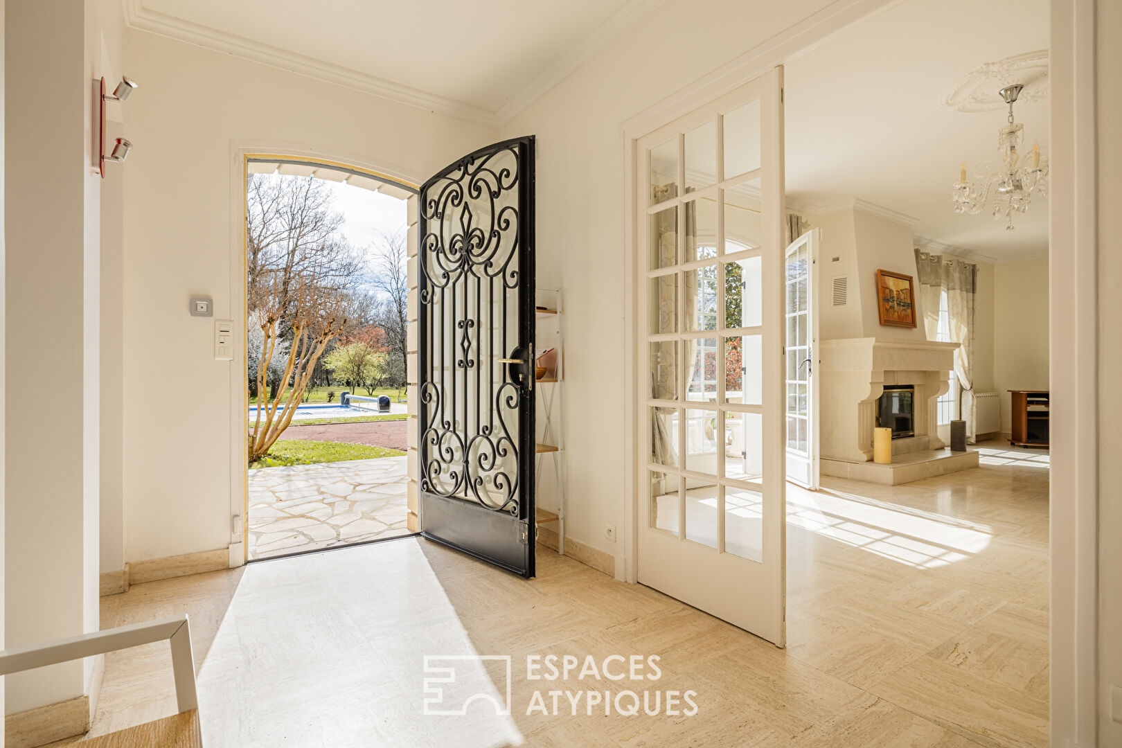 Elegance and serenity in the heart of a wooded estate with swimming pool and pool house