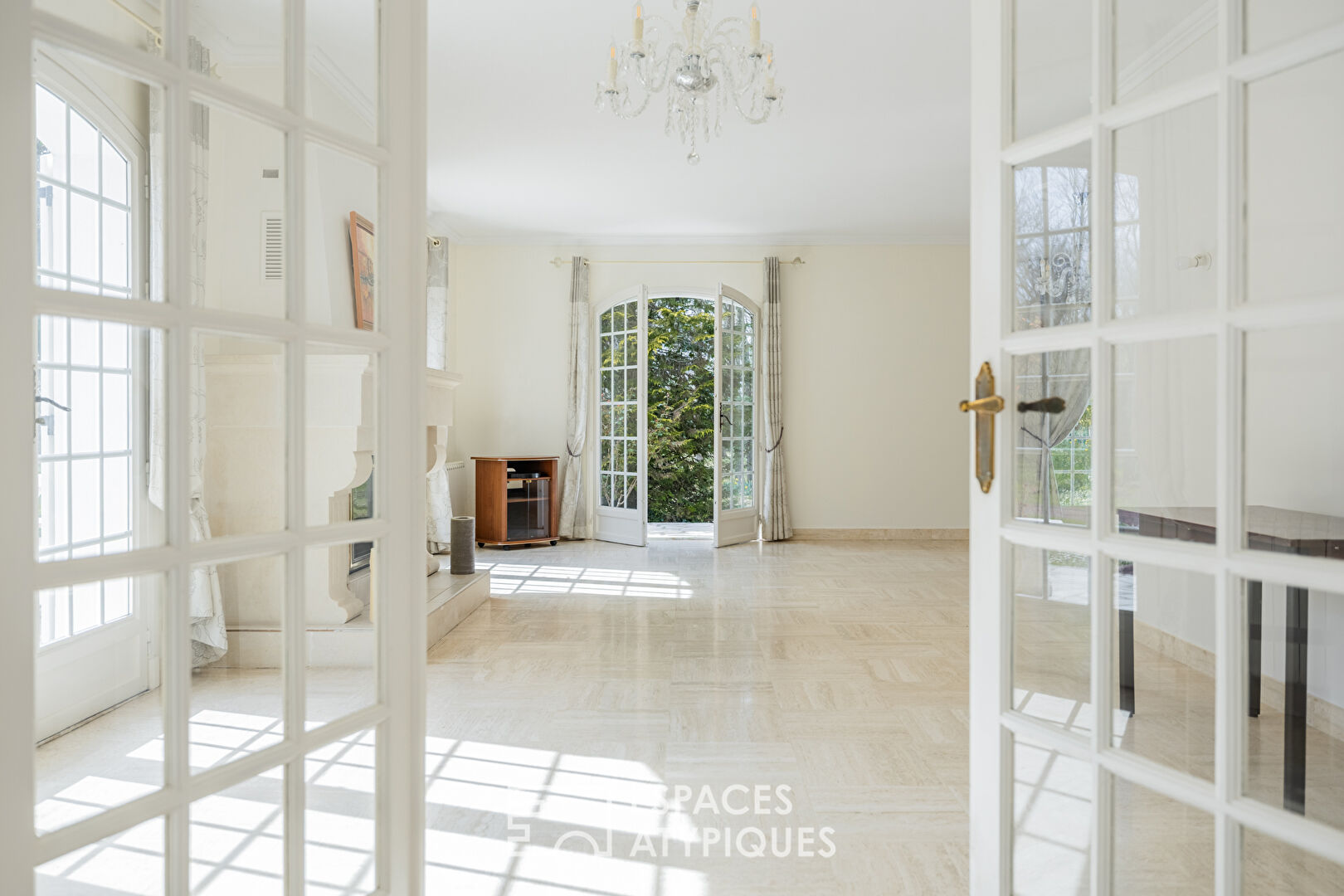 Elegance and serenity in the heart of a wooded estate with swimming pool and pool house