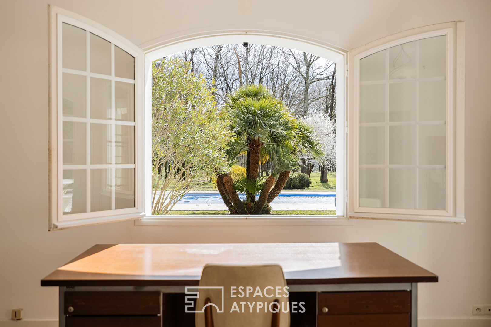 Elegance and serenity in the heart of a wooded estate with swimming pool and pool house