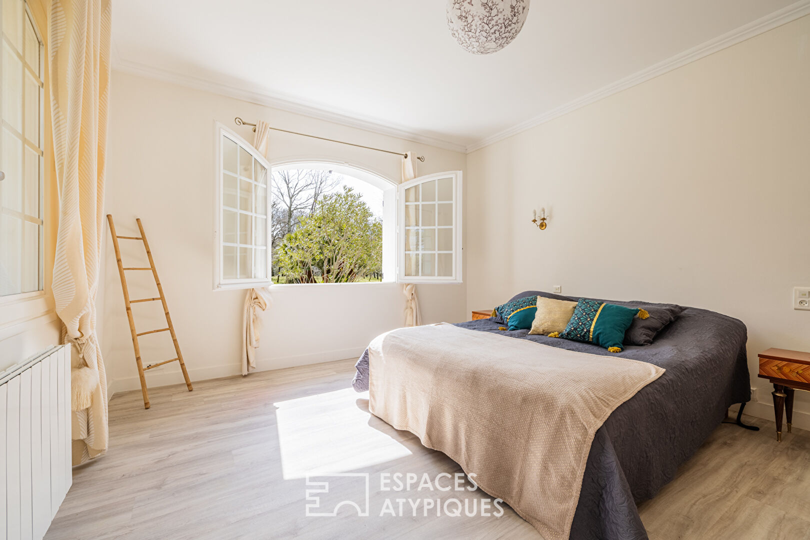 Elegance and serenity in the heart of a wooded estate with swimming pool and pool house