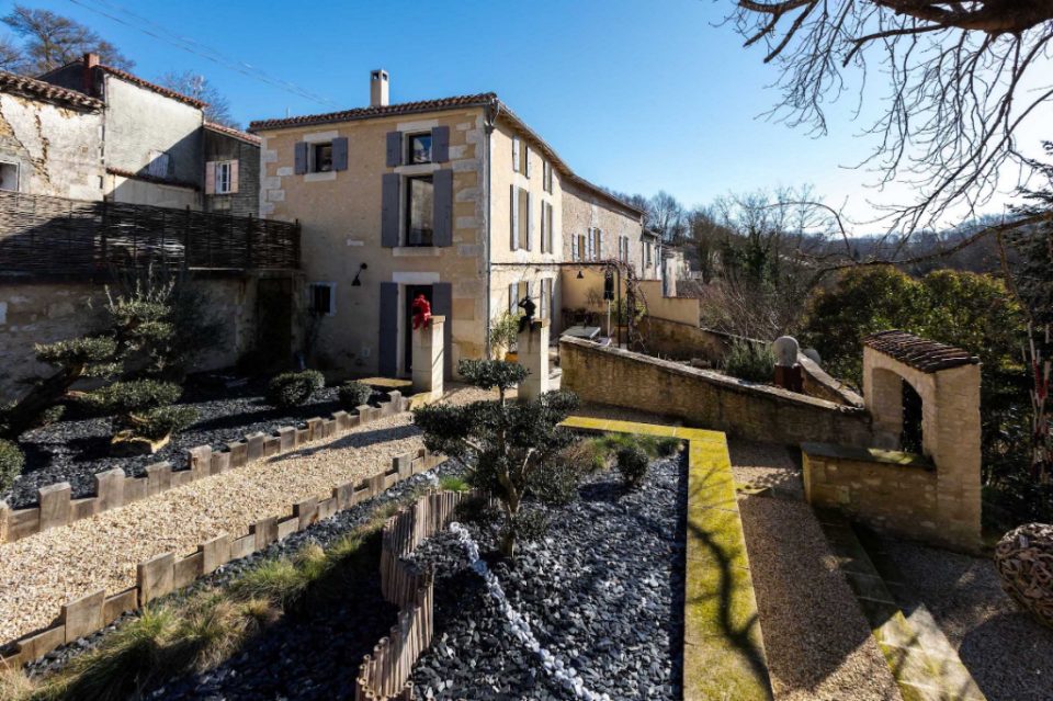 17610 SAINT SAUVANT - Maison pittoresque à la rénovation haut-de-gamme - Réf. EALR195