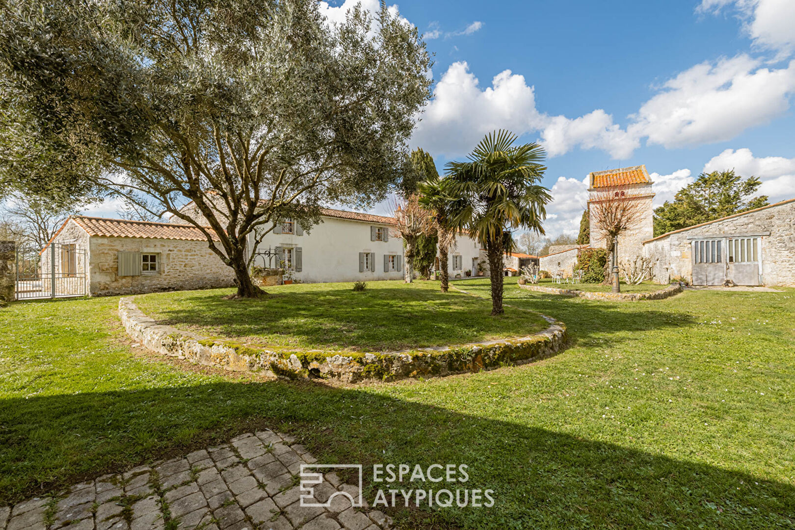 Property of character and charm in the peace of the countryside