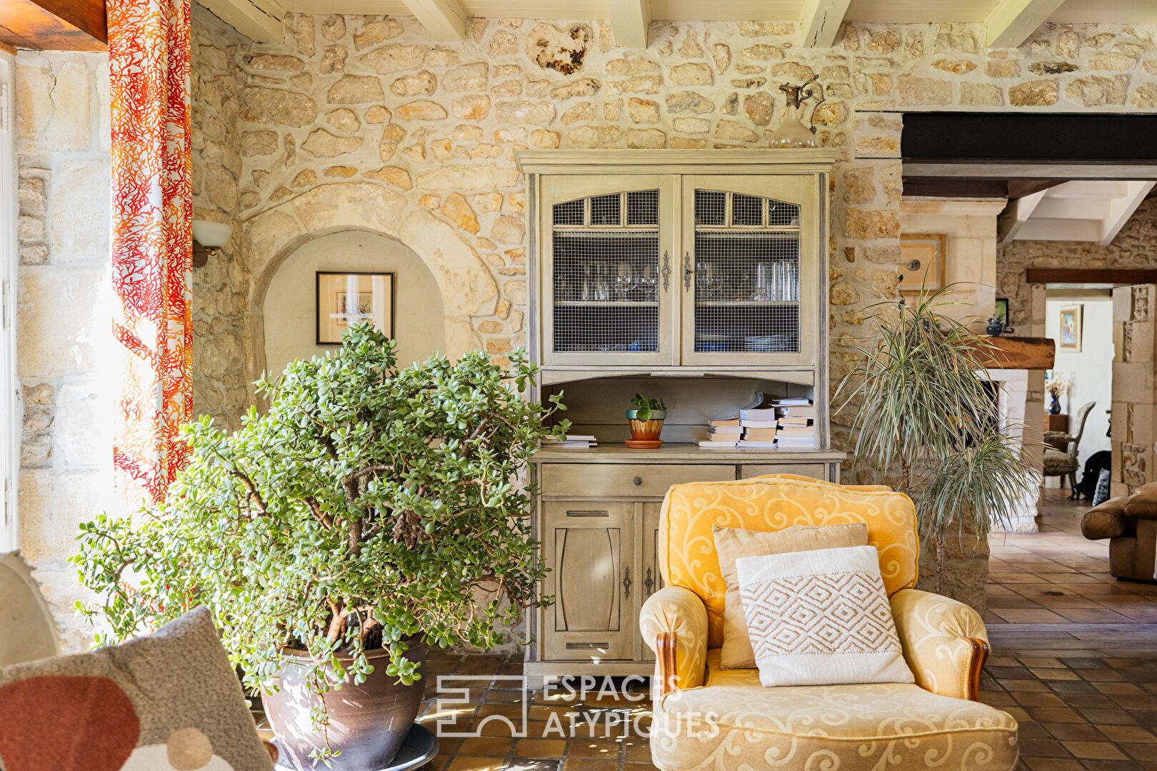 Property of character and charm in the peace of the countryside