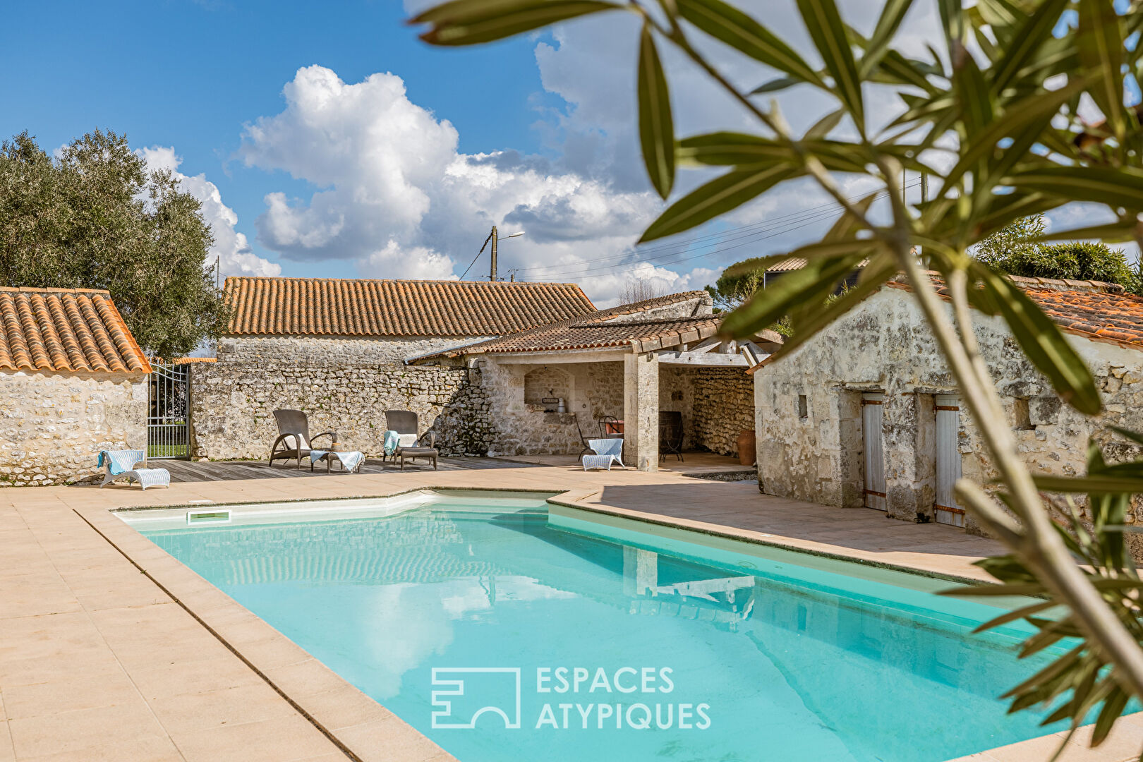 Property of character and charm in the peace of the countryside