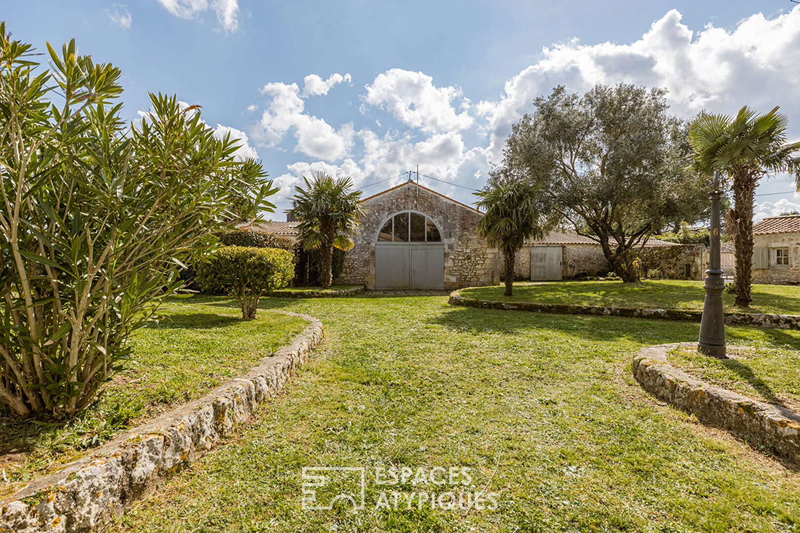 Property of character and charm in the peace of the countryside