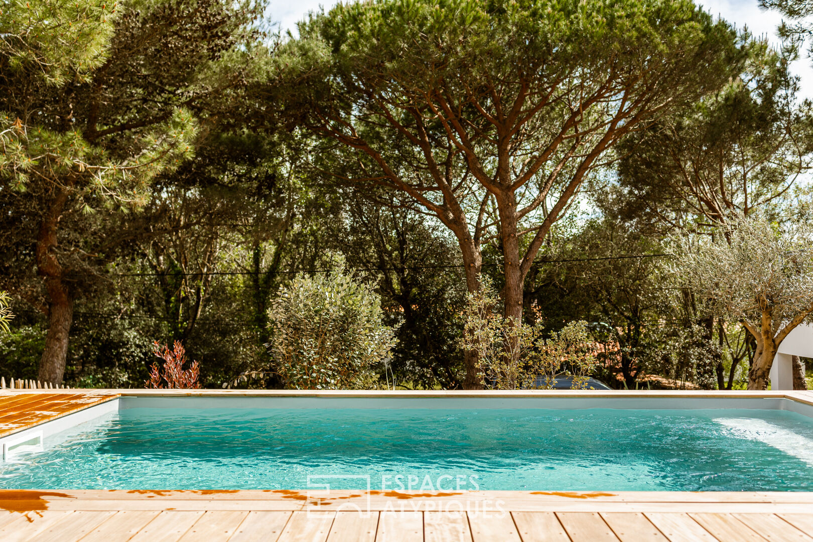 Une seventies bord de mer métamorphosée en accueillante villa contemporaine