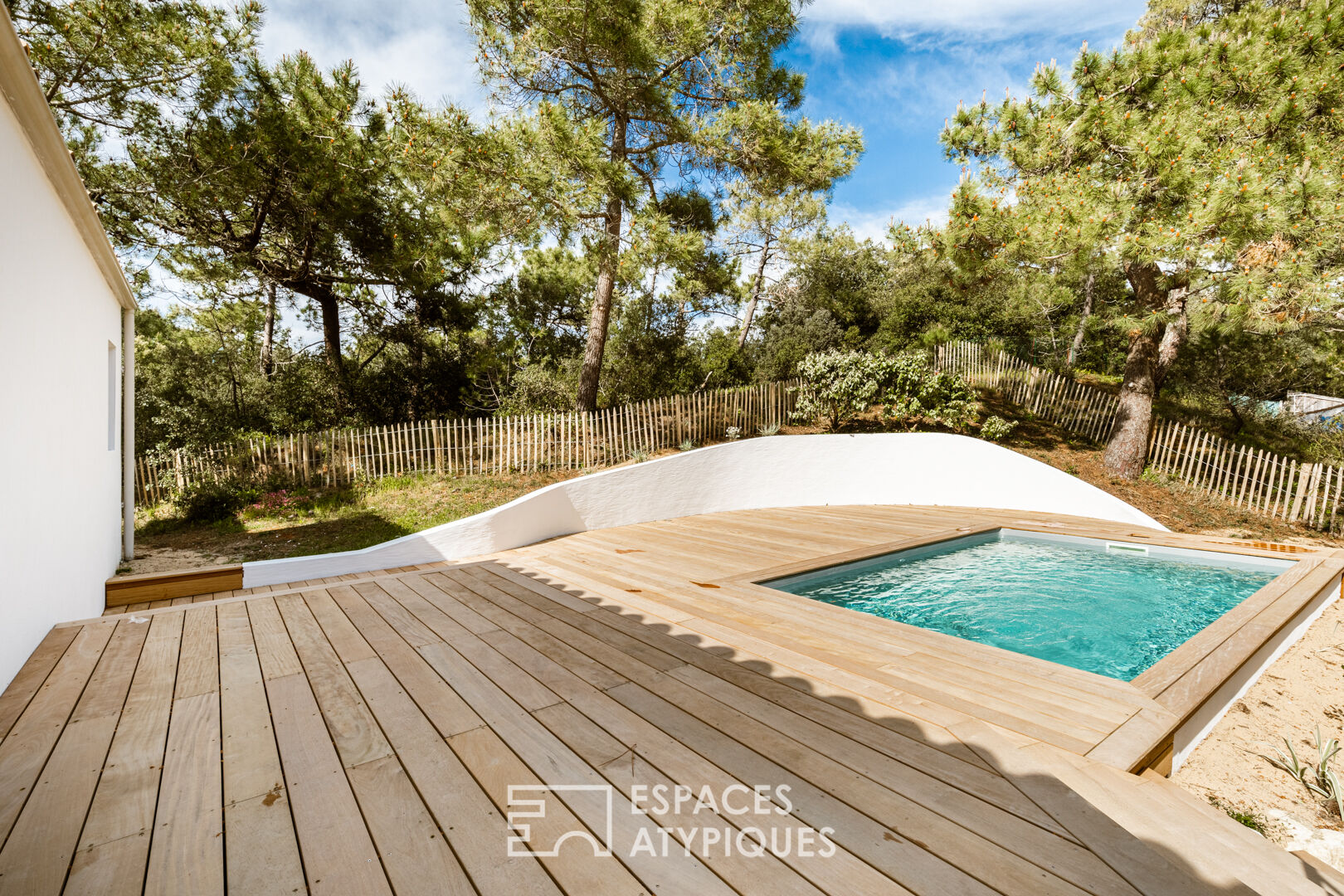 Une seventies bord de mer métamorphosée en accueillante villa contemporaine