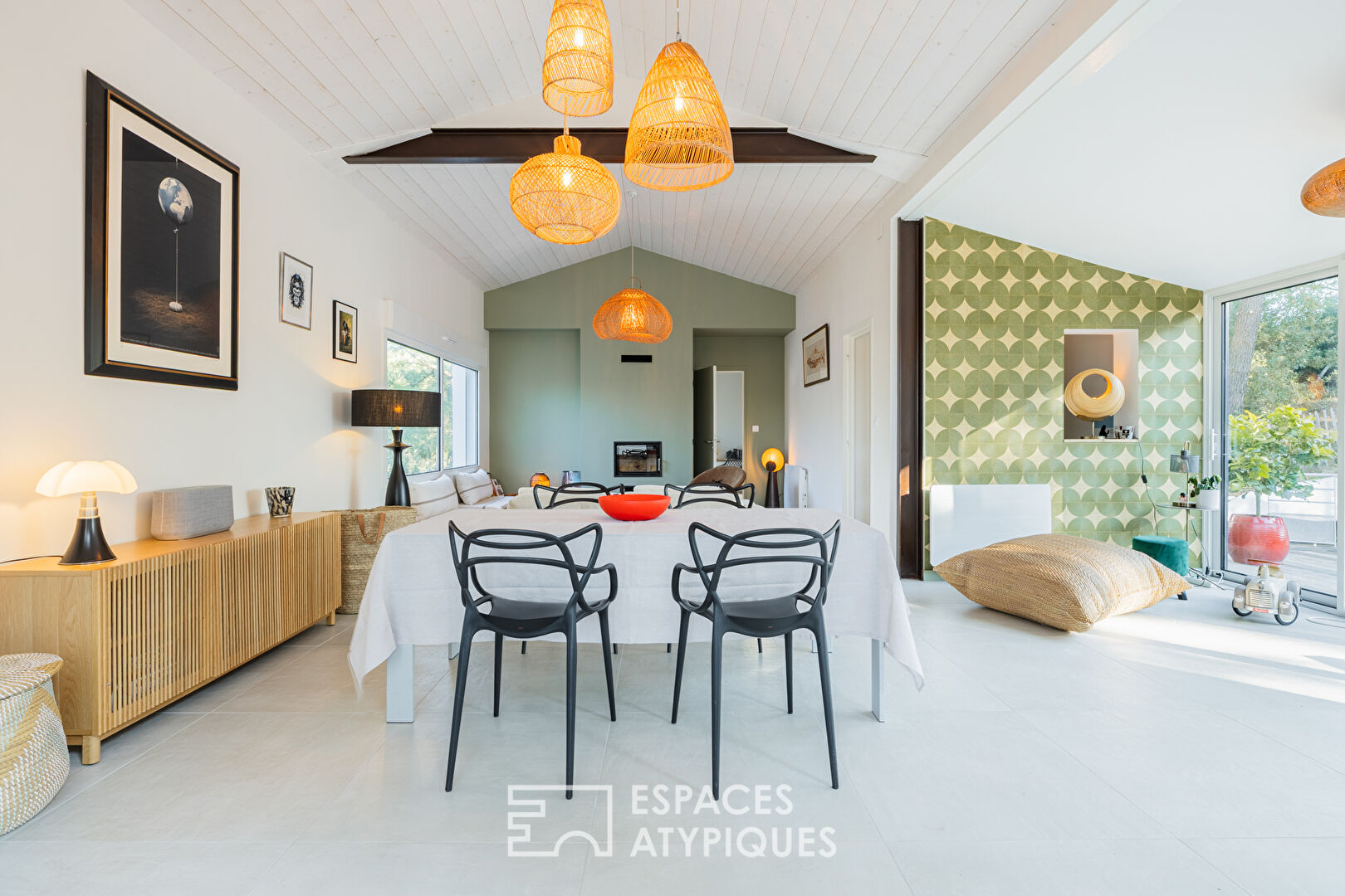 Une seventies bord de mer métamorphosée en accueillante villa contemporaine