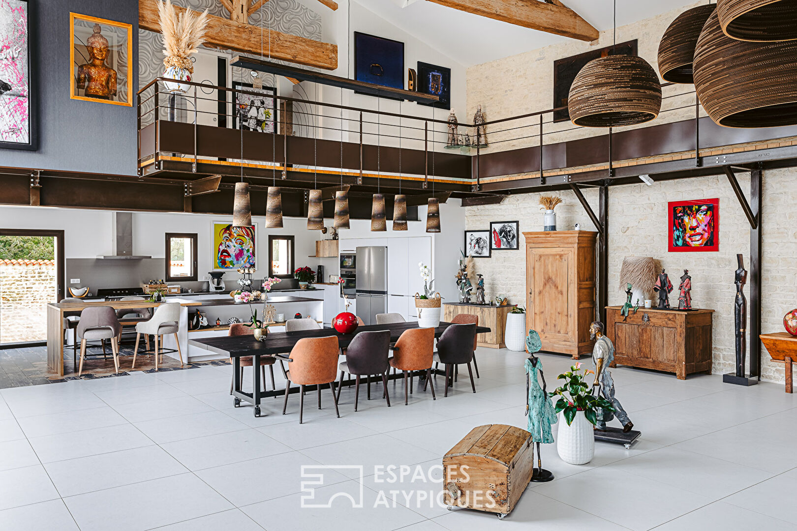 Renovated barn with extraordinary volumes