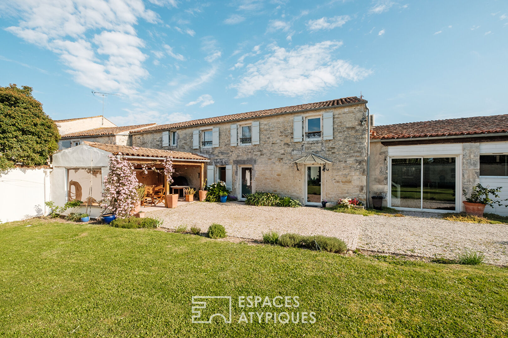 Charentaise and its landscaped garden in a privileged location