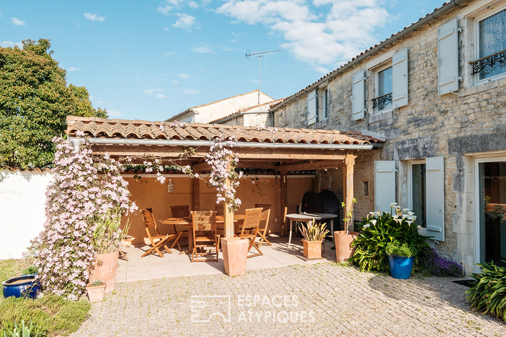 Charentaise and its landscaped garden in a privileged location