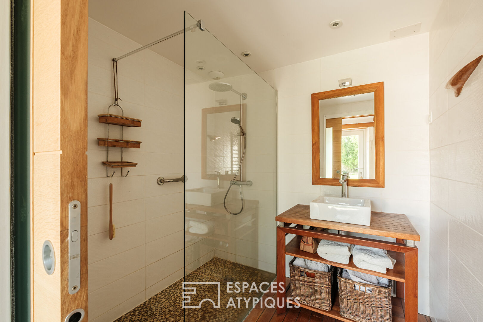 Charentaise and its landscaped garden in a privileged location