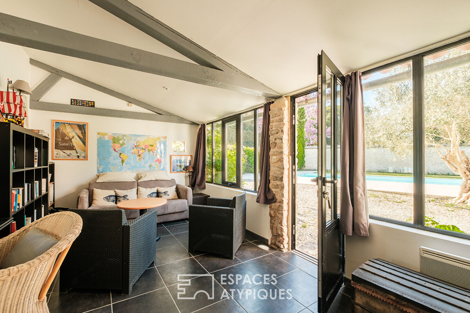 Charentaise and its landscaped garden in a privileged location