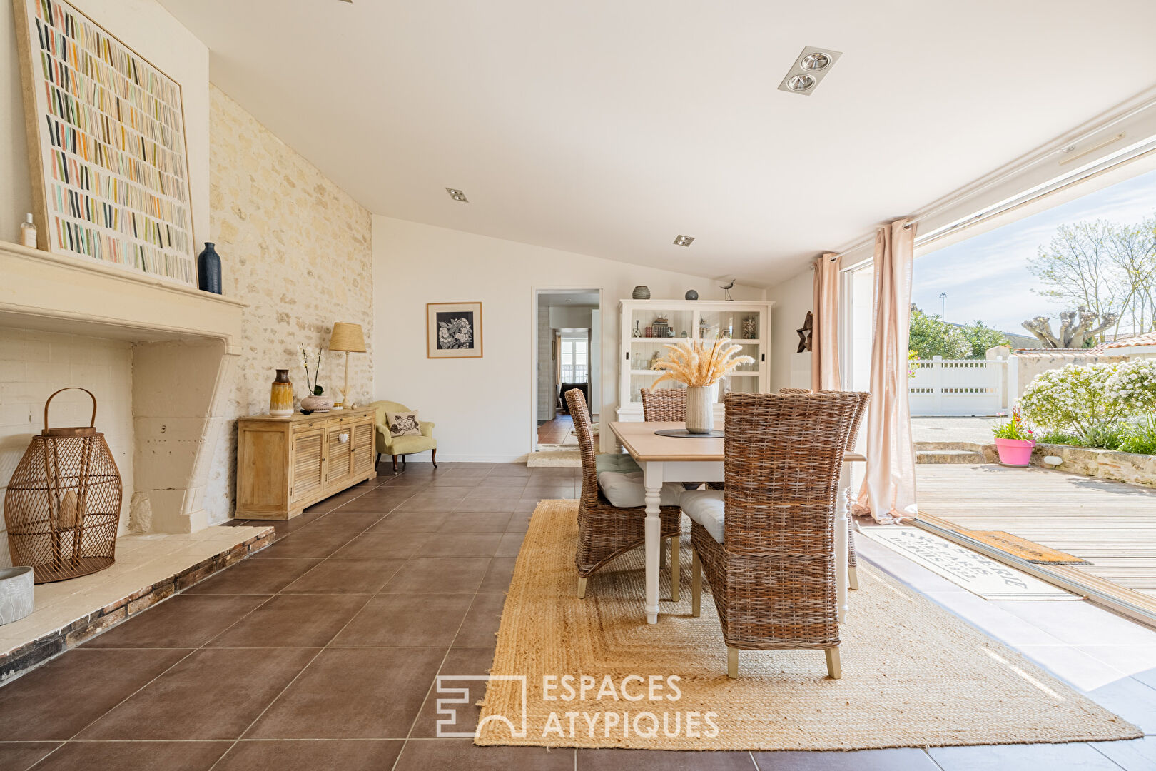 Flowery town house by the sea