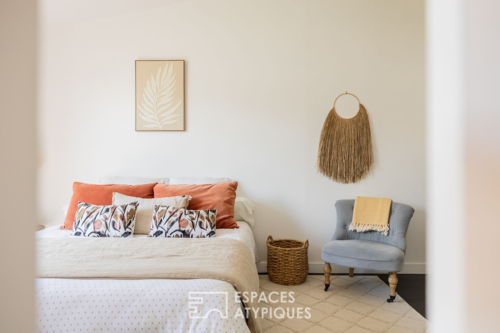 Flowery town house by the sea